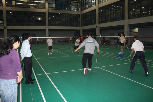 必一运动官网举行第一届羽毛球比赛